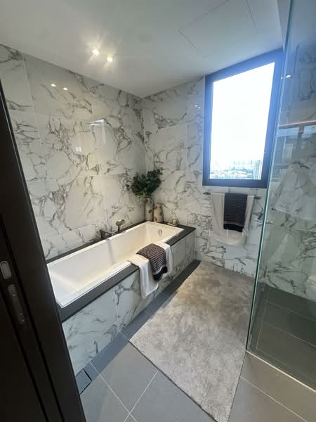 Tembusu Grand, 98 Jalan Tembusu, 5 Bedrooms, 2,691 sqft, Condominium For Sale, by Er Kang Lin, 500130376 - Bathroom - PropertyGuru.com.sg