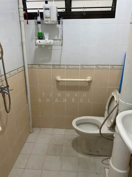 105 Clementi Street 12, 105 Clementi Street 12, 2 Bedrooms, 721 sqft, HDB Flat For Rent, by TENGKU SHAHRUL, 500130398 - Bathroom - PropertyGuru.com.sg