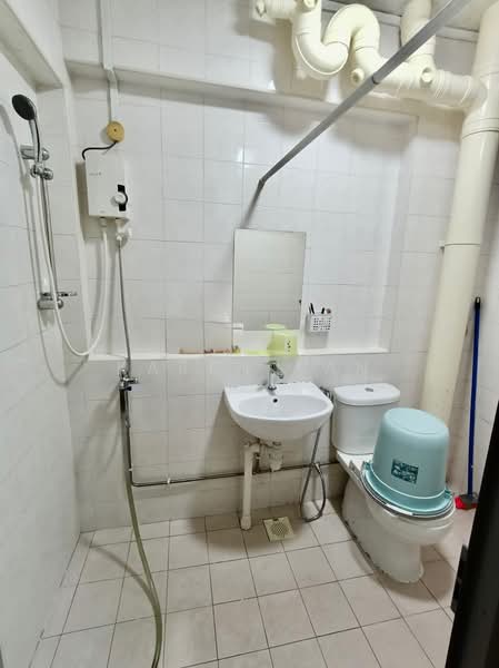 567 Hougang Street 51, 567 Hougang Street 51, Room Rental, 130 sqft, HDB Flat For Rent, by Karen Tan, 500130414 - Bathroom - PropertyGuru.com.sg