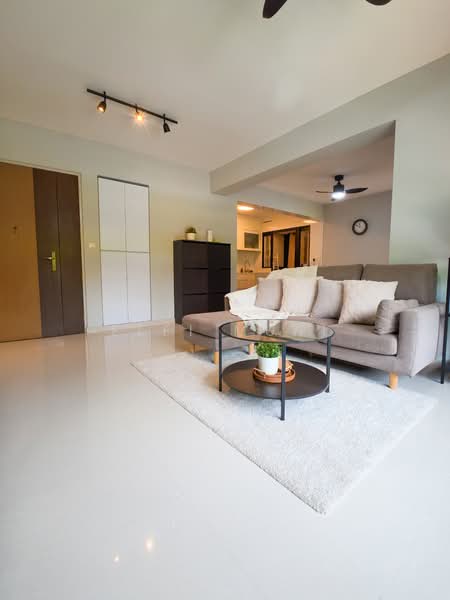467A Bukit Batok West Avenue 9, 467A Bukit Batok West Avenue 9, 3 Bedrooms, 1,001 sqft, HDB Flat For Sale, by Elfi Muni, 500130420 - Living Room - PropertyGuru.com.sg