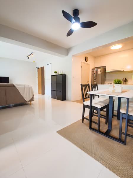 467A Bukit Batok West Avenue 9, 467A Bukit Batok West Avenue 9, 3 Bedrooms, 1,001 sqft, HDB Flat For Sale, by Elfi Muni, 500130420 - Living Room - PropertyGuru.com.sg