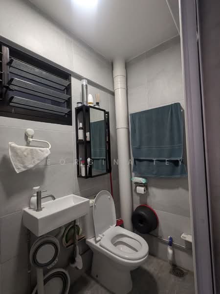 143 Serangoon North Avenue 1, 143 Serangoon North Avenue 1, 3 Bedrooms, 893 sqft, HDB Flat For Sale, by Georgina Tey, 500130421 - Bathroom - PropertyGuru.com.sg