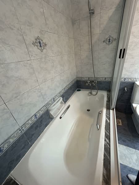 Banyan Condo, 7 Chwee Chian Road, 2 Bedrooms, 1,119 sqft, Condominium For Rent, by Angela Tan 陈洁丽, 500130481 - Long bath  - PropertyGuru.com.sg