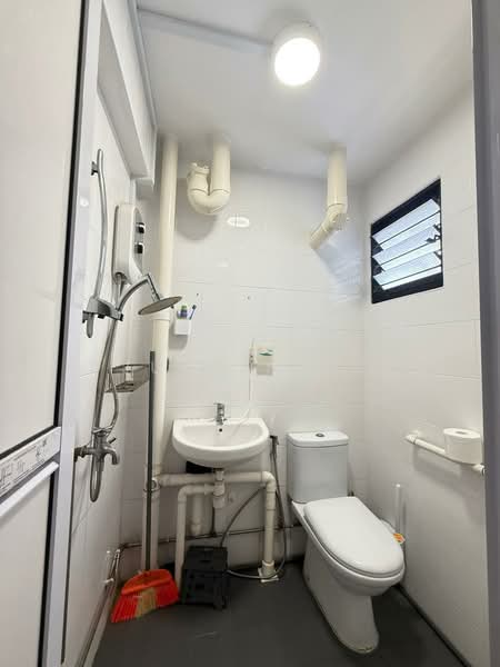631 Ang Mo Kio Avenue 4, 631 Ang Mo Kio Avenue 4, 2 Bedrooms, 883 sqft, HDB Flat For Sale, by Justin Su, 500130497 - Bathroom - PropertyGuru.com.sg