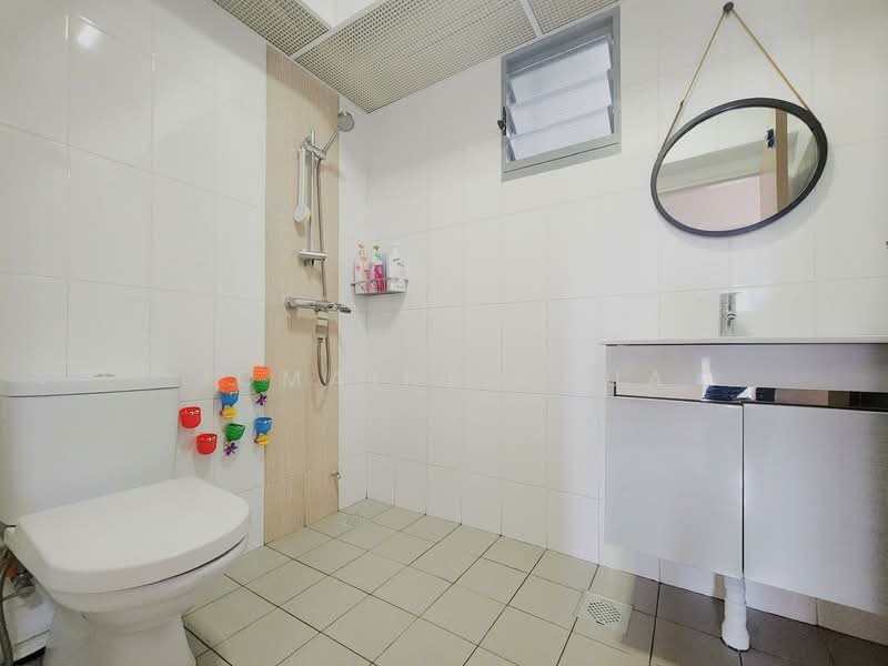 684D Edgedale Plains, 684D Edgedale Plains, 3 Bedrooms, 1,001 sqft, HDB Flat For Sale, by Jomaine Chua, 500130526 - Bathroom - PropertyGuru.com.sg