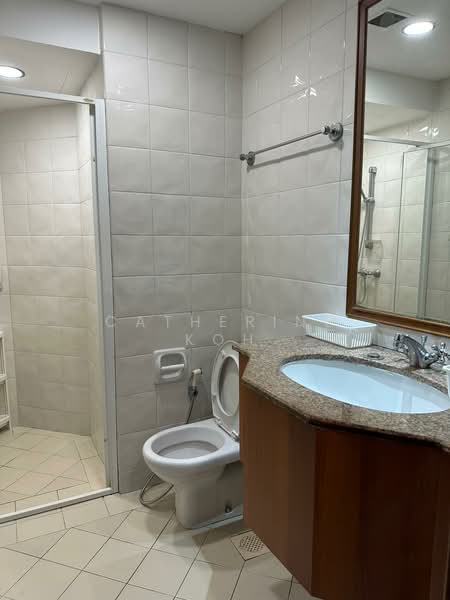 Burlington Square, 175B Bencoolen Street, Room Rental, 100 sqft, Apartment For Rent, by Catherine Koh, 500130528 - Common Bathroom 1008 - PropertyGuru.com.sg