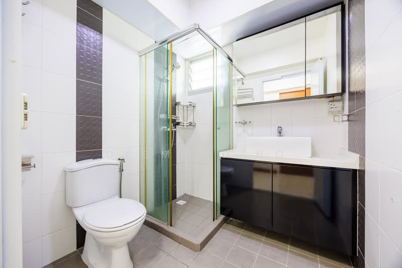815A Choa Chu Kang Avenue 7, 815A Choa Chu Kang Avenue 7, 3 Bedrooms, 1,001 sqft, HDB Flat For Sale, by Desmond Ho, 500130557 - Master Bathroom - PropertyGuru.com.sg