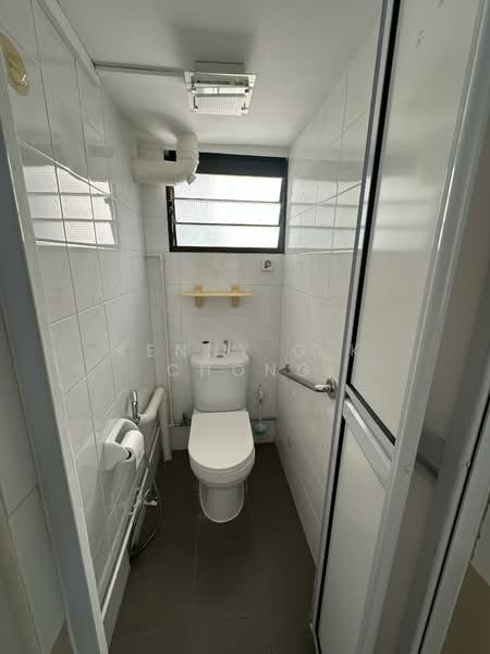 173 Lorong 1 Toa Payoh, 173 Lorong 1 Toa Payoh, 3 Bedrooms, 710 sqft, HDB Flat For Rent, by Kenny G K Chong, 500130601 - Bathroom - PropertyGuru.com.sg
