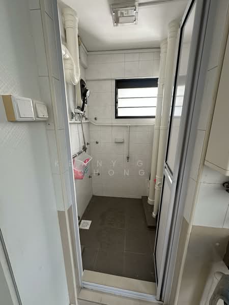 173 Lorong 1 Toa Payoh, 173 Lorong 1 Toa Payoh, 3 Bedrooms, 710 sqft, HDB Flat For Rent, by Kenny G K Chong, 500130601 - Bathroom - PropertyGuru.com.sg