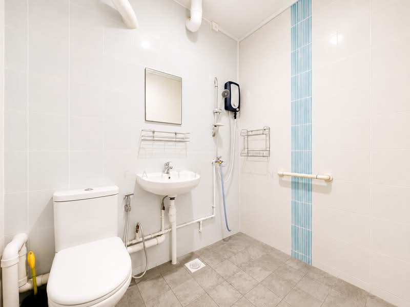 131 Bukit Batok West Avenue 6, 131 Bukit Batok West Avenue 6, Room Rental, 150 sqft, HDB Flat For Rent, by Faith Tan, 500130604 - Bathroom - PropertyGuru.com.sg