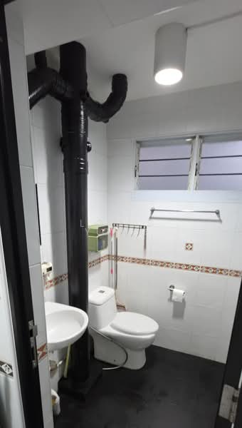 124 Yishun Street 11, 124 Yishun Street 11, 3 Bedrooms, 93 sqft, HDB Flat For Sale, by Louis Yong, 500130606 - common Bathroom - PropertyGuru.com.sg