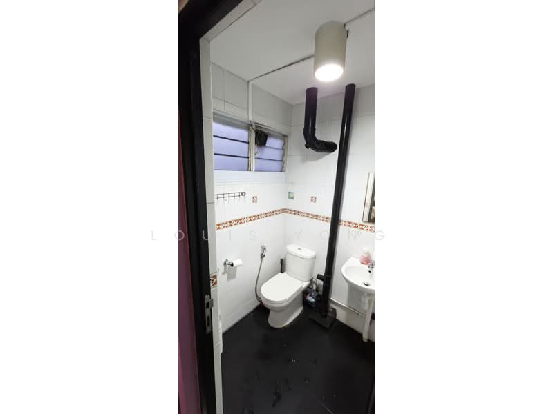 124 Yishun Street 11, 124 Yishun Street 11, 3 Bedrooms, 93 sqft, HDB Flat For Sale, by Louis Yong, 500130606 - master Bathroom - PropertyGuru.com.sg