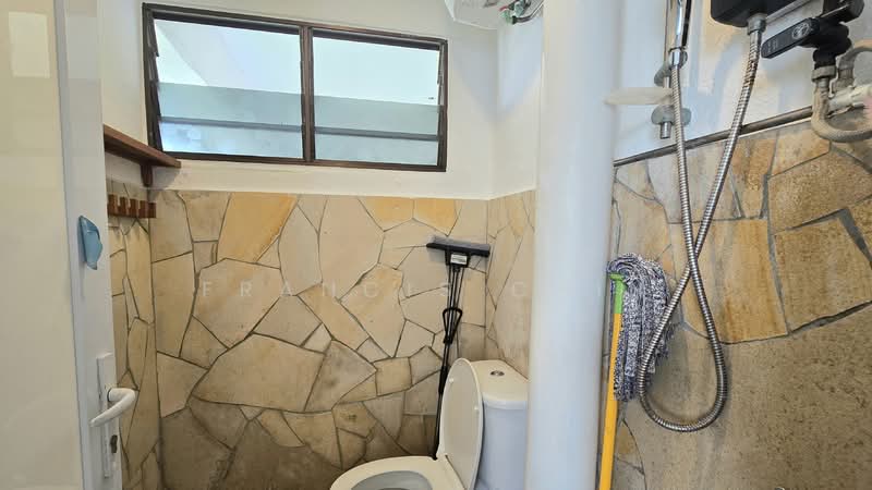 339 Clementi Avenue 5, 339 Clementi Avenue 5, 2 Bedrooms, 721 sqft, HDB Flat For Rent, by Francis Chin, 500130643 - Bathroom - PropertyGuru.com.sg