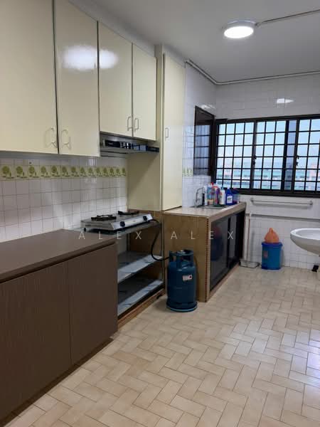 240 Yishun Ring Road, 240 Yishun Ring Road, 2 Bedrooms, 3,000 sqft, HDB Flat For Rent, by Alex Alex, 500130694 - Kitchen - PropertyGuru.com.sg