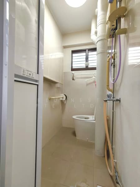 439 Yishun Avenue 11, 439 Yishun Avenue 11, 3 Bedrooms, 904 sqft, HDB Flat For Rent, by CLARENCE LIANG, 500130712 - Bathroom - PropertyGuru.com.sg
