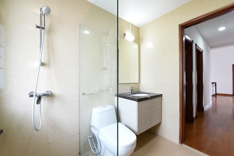 Gentle Drive Bungalow, , 5 Bedrooms, 7,382 sqft, Bungalow House For Rent, by CHEN ., 500130724 - Bathroom - PropertyGuru.com.sg