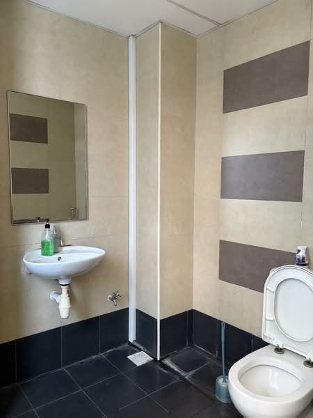Midview City, 18 Sin Ming Lane, 800 sqft, Light Industrial (B1) For Rent, by Jane Liu Yan, 500130726 - Bathroom - CommercialGuru.com.sg