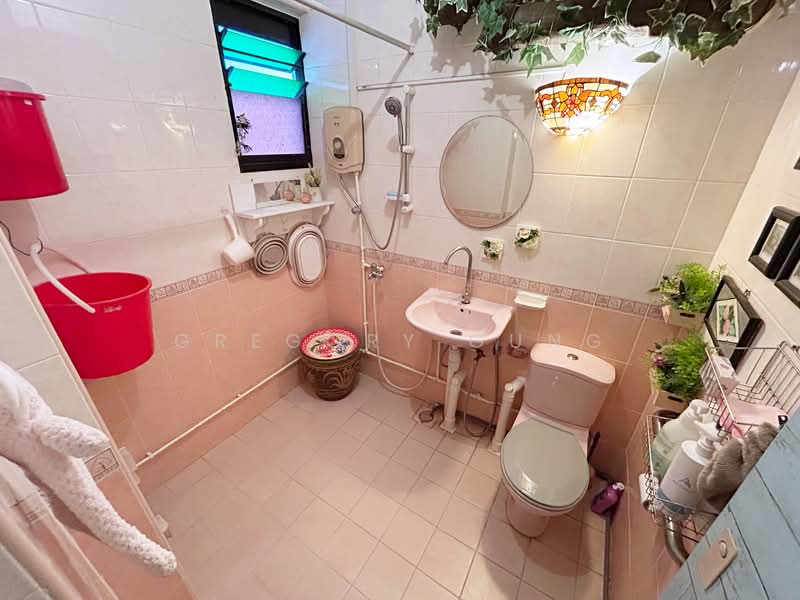229 Lorong 8 Toa Payoh, 229 Lorong 8 Toa Payoh, 4 Bedrooms, 1,260 sqft, HDB Flat For Sale, by Gregory Gung, 500130737 - Bathroom - PropertyGuru.com.sg