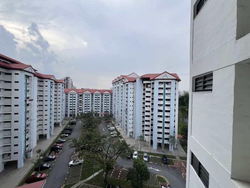 305 Jurong East Street 32, 305 Jurong East Street 32, 3 Bedrooms, 1,400 sqft, HDB Flat For Rent, by Jack Teo, 500130745 - Exterior - PropertyGuru.com.sg