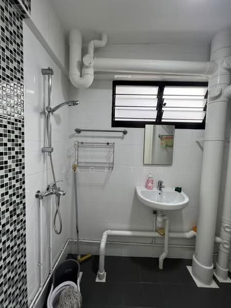 305 Jurong East Street 32, 305 Jurong East Street 32, 3 Bedrooms, 1,400 sqft, HDB Flat For Rent, by Jack Teo, 500130745 - Bathroom - PropertyGuru.com.sg