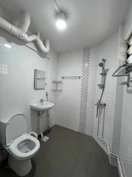 305 Jurong East Street 32, 305 Jurong East Street 32, 3 Bedrooms, 1,400 sqft, HDB Flat For Rent, by Jack Teo, 500130745 - Bathroom - PropertyGuru.com.sg