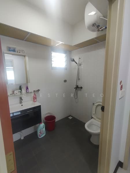 561A Jurong West Street 42, 561A Jurong West Street 42, 3 Bedrooms, 1,001 sqft, HDB Flat For Sale, by Chester Teo, 500130779 - Bathroom - PropertyGuru.com.sg