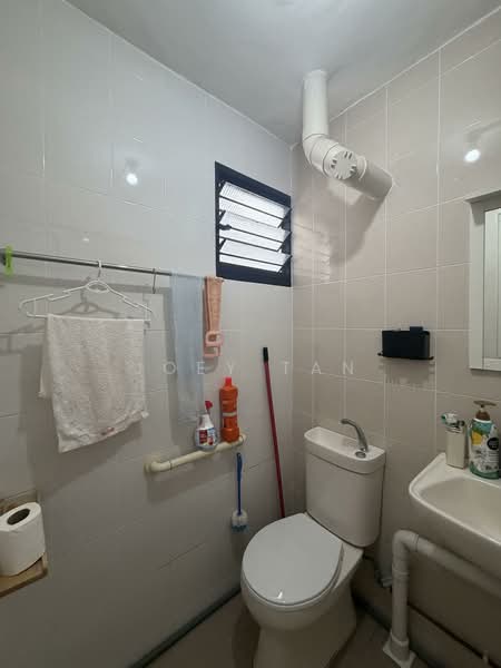 409 Bedok North Avenue 2, 409 Bedok North Avenue 2, 2 Bedrooms, 883 sqft, HDB Flat For Sale, by Joey Tan, 500130782 - Bathroom - PropertyGuru.com.sg