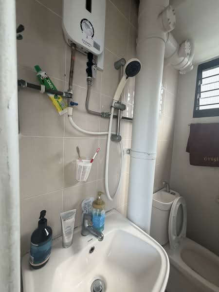 409 Bedok North Avenue 2, 409 Bedok North Avenue 2, 2 Bedrooms, 883 sqft, HDB Flat For Sale, by Joey Tan, 500130782 - Bathroom - PropertyGuru.com.sg