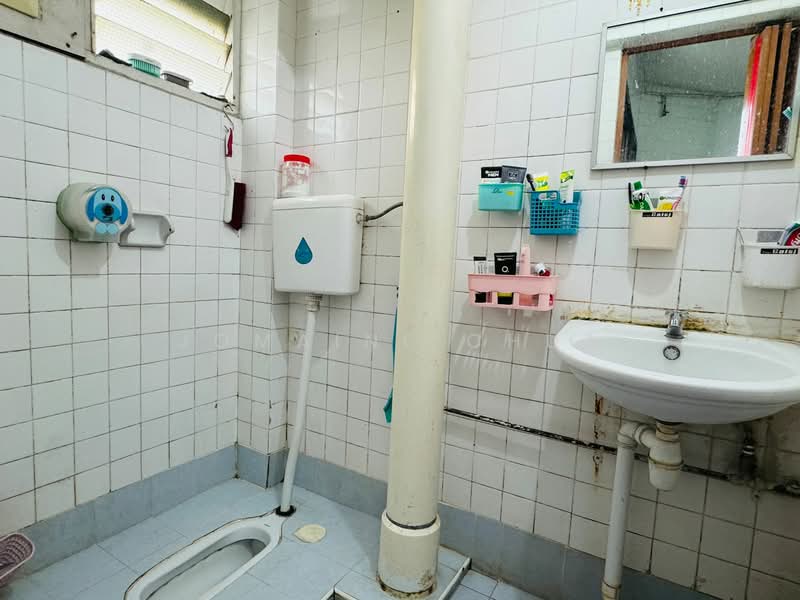 927 Tampines Street 91, 927 Tampines Street 91, 3 Bedrooms, 1,098 sqft, HDB Flat For Sale, by Jomaine Chua, 500130784 - Bathroom - PropertyGuru.com.sg