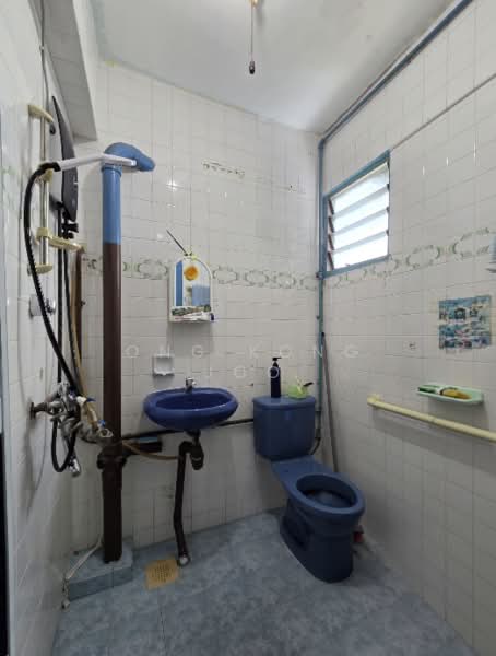 606 Bedok Reservoir Road, 606 Bedok Reservoir Road, 2 Bedrooms, 720 sqft, HDB Flat For Sale, by Ong Kong Joo, 500130800 - Bathroom - PropertyGuru.com.sg