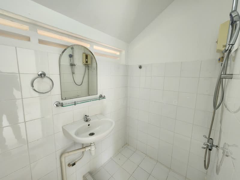 100 Woodleigh Park, , 7 Bedrooms, 5,716 sqft, Bungalow House For Rent, by Chew Yu Ting, 500130815 - Main - Bathroom to room 4 - PropertyGuru.com.sg