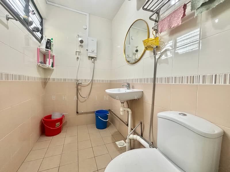 315 Bukit Batok Street 32, 315 Bukit Batok Street 32, 3 Bedrooms, 1,109 sqft, HDB Flat For Sale, by Bhavina Kaur, 500130895 - Bathroom - PropertyGuru.com.sg