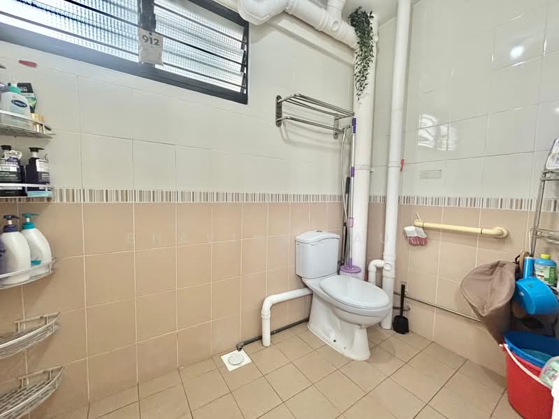315 Bukit Batok Street 32, 315 Bukit Batok Street 32, 3 Bedrooms, 1,109 sqft, HDB Flat For Sale, by Bhavina Kaur, 500130895 - Bathroom - PropertyGuru.com.sg