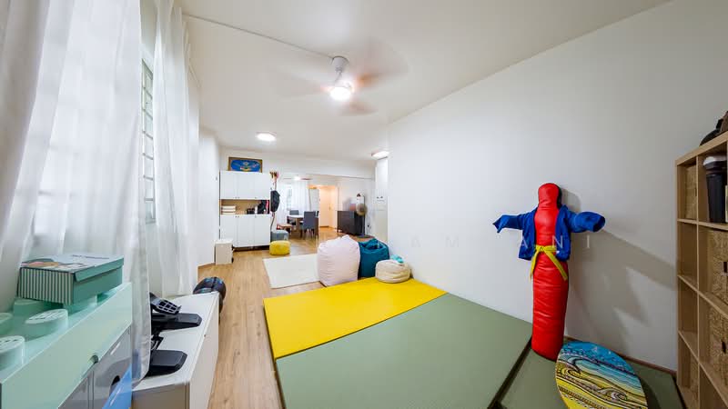 126 Tampines Street 11, 126 Tampines Street 11, 4 Bedrooms, 1,421 sqft, HDB Flat For Sale, by Nadiyah Kamsani, 500130910 - Living Room - PropertyGuru.com.sg