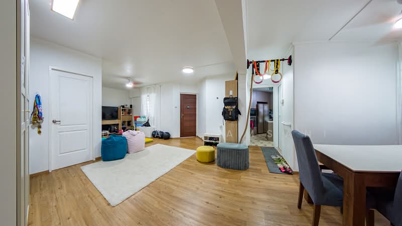 126 Tampines Street 11, 126 Tampines Street 11, 4 Bedrooms, 1,421 sqft, HDB Flat For Sale, by Nadiyah Kamsani, 500130910 - Living Room - PropertyGuru.com.sg