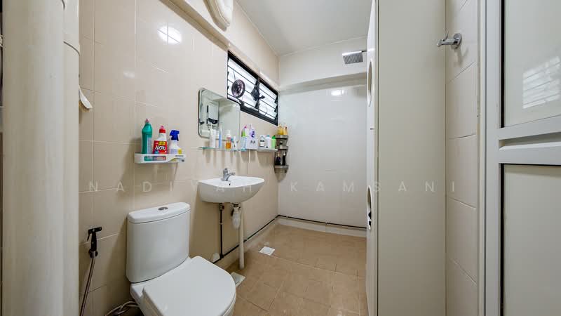 126 Tampines Street 11, 126 Tampines Street 11, 4 Bedrooms, 1,421 sqft, HDB Flat For Sale, by Nadiyah Kamsani, 500130910 - Common Bathroom - PropertyGuru.com.sg