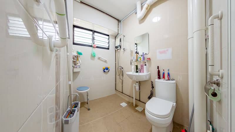 126 Tampines Street 11, 126 Tampines Street 11, 4 Bedrooms, 1,421 sqft, HDB Flat For Sale, by Nadiyah Kamsani, 500130910 - Master ensuite - PropertyGuru.com.sg