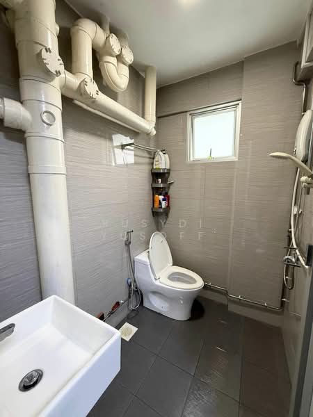 203 Yishun Street 21, 203 Yishun Street 21, 3 Bedrooms, 1,033 sqft, HDB Flat For Sale, by Rusydi Yusoff, 500130917 - Bathroom - PropertyGuru.com.sg