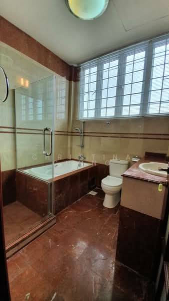 Nice 8 bedrooms @ Kingswear Ave, quiet enviroment, near French school, Kingswear Ave, 8 Bedrooms, 2,800 sqft, Terraced House For Rent, by Christina Chong, 500130964 - Bathroom - PropertyGuru.com.sg
