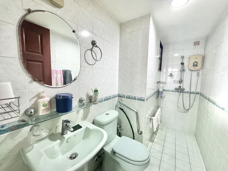 145 Lorong 2 Toa Payoh, 145 Lorong 2 Toa Payoh, 3 Bedrooms, 926 sqft, HDB Flat For Sale, by Melody Liew, 500131015 - Bathroom - PropertyGuru.com.sg