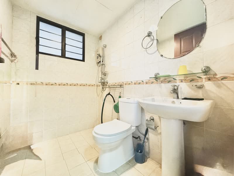 145 Lorong 2 Toa Payoh, 145 Lorong 2 Toa Payoh, 3 Bedrooms, 926 sqft, HDB Flat For Sale, by Melody Liew, 500131015 - Bathroom - PropertyGuru.com.sg