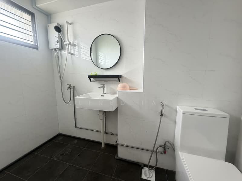 548 Choa Chu Kang Street 52, 548 Choa Chu Kang Street 52, 3 Bedrooms, 1,421 sqft, HDB Flat For Rent, by Alfred Tan, 500131126 - Bathroom - PropertyGuru.com.sg