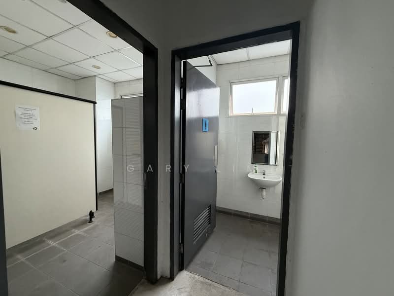 2 in 1 Production cum Warehousing, Pandan Loop, 4,900 sqft, Warehouse For Rent, by Gary Lim, 500131176 - Bathroom - CommercialGuru.com.sg