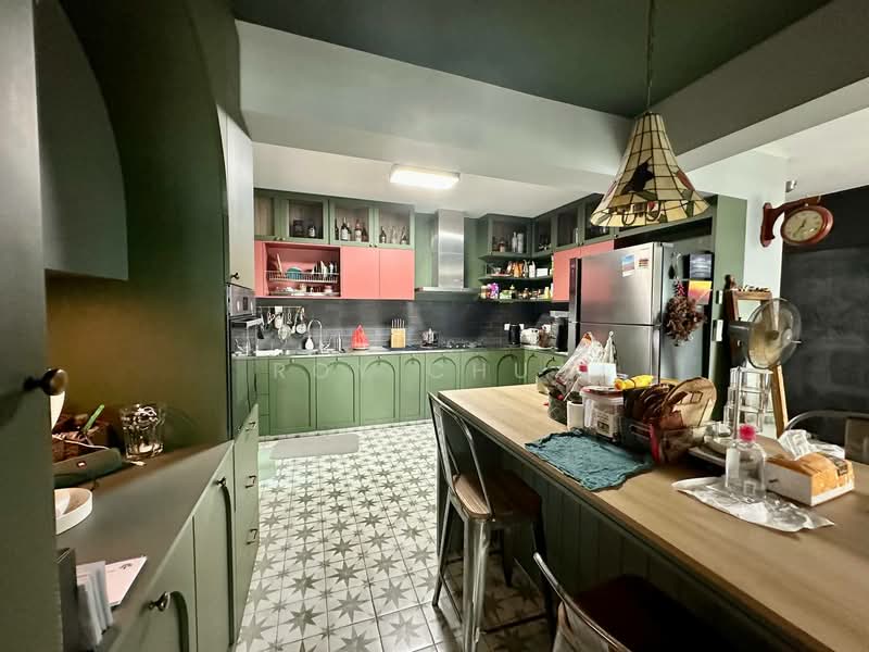377A Hougang Street 32, 377A Hougang Street 32, 3 Bedrooms, 1,228 sqft, HDB Flat For Sale, by Roy Chua, 500131201 - Kitchen - PropertyGuru.com.sg
