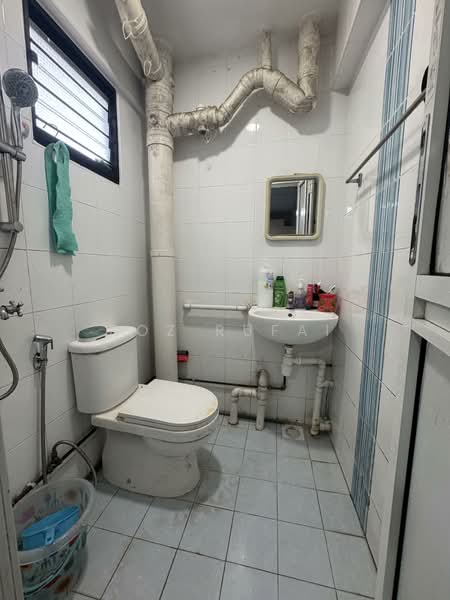 241 Jurong East Street 24, 241 Jurong East Street 24, 2 Bedrooms, 732 sqft, HDB Flat For Sale, by Roz Rufai, 500131222 - Bathroom - PropertyGuru.com.sg