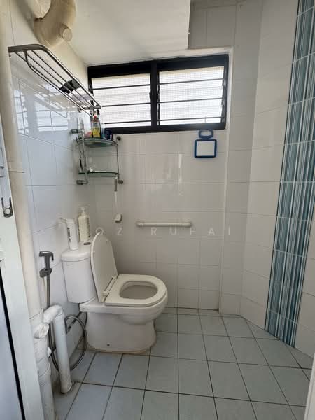 241 Jurong East Street 24, 241 Jurong East Street 24, 2 Bedrooms, 732 sqft, HDB Flat For Sale, by Roz Rufai, 500131222 - Bathroom - PropertyGuru.com.sg