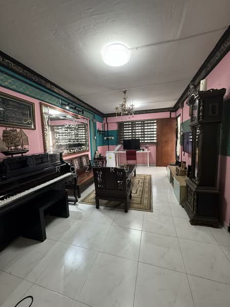 241 Jurong East Street 24, 241 Jurong East Street 24, 2 Bedrooms, 732 sqft, HDB Flat For Sale, by Roz Rufai, 500131222 - Living Room - PropertyGuru.com.sg