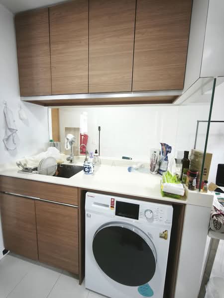 Coco Palms, 21 Pasir Ris Grove, 2 Bedrooms, 743 sqft, Condominium For Rent, by Terisa Ong, 500131223 - Kitchen - PropertyGuru.com.sg