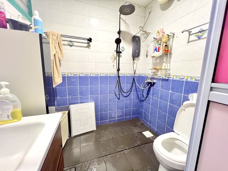 481 Segar Road, 481 Segar Road, 3 Bedrooms, 990 sqft, HDB Flat For Sale, by GANESHKUMAR K, 500131233 - Bathroom - PropertyGuru.com.sg