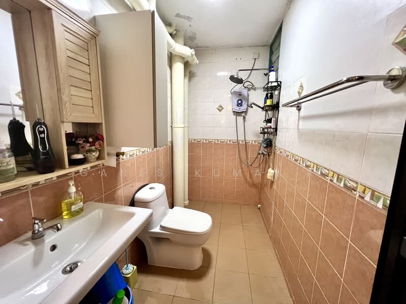 481 Segar Road, 481 Segar Road, 3 Bedrooms, 990 sqft, HDB Flat For Sale, by GANESHKUMAR K, 500131233 - Bathroom - PropertyGuru.com.sg
